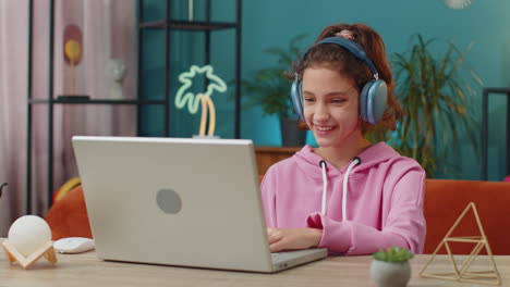 Schulmädchen-Schaut-Auf-Die-Laptop-Kamera-Und-Führt-Eine-Video-Webcam-Konferenz-Mit-Freunden-Oder-Einem-Lehrer-Durch