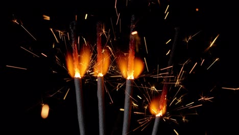Bengalische-Feuer,-Neujahrswunderkerzen,-Funkelnde-Lichter,-Die-Auf-Schwarzem-Hintergrund-Brennen,-Zeitlupe