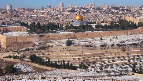 Weiter-Blick-über-Jerusalem-Und-Den-Tempelberg-Nach-Einem-Ungewöhnlichen-Schneefall-3