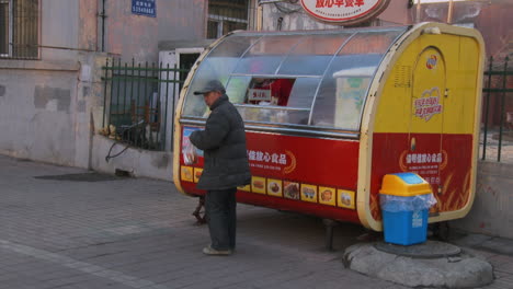 A-very-small-food-stall-along-a-street-in-modern-China