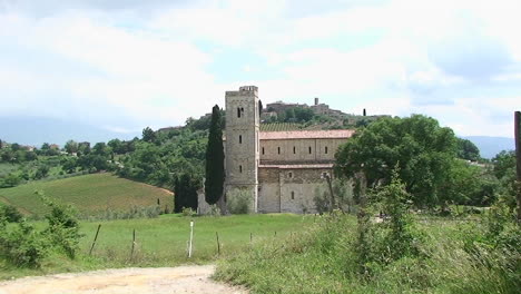 Un-Antiguo-Monasterio-En-La-Campiña-Toscana-Italia-1