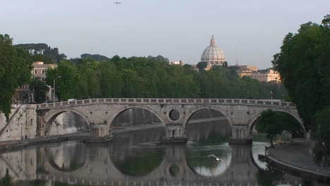 Brücke-über-Den-Tiber-In-Rom-1