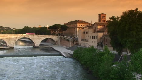 Bridge-over-the-Tiber-River-in-Rome-3