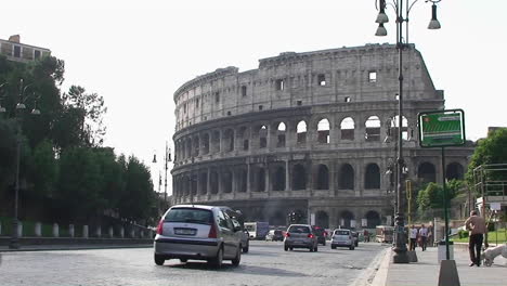The-Coliseum-in-Rome-with-traffic-passing
