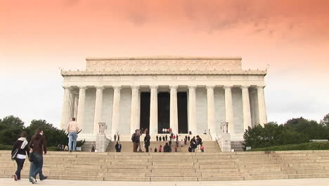 The-Lincoln-Memorial-in-Washington-DC-with-visitors-approaching
