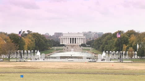 The-Lincoln-Memorial-with-reflecting-pools-distant
