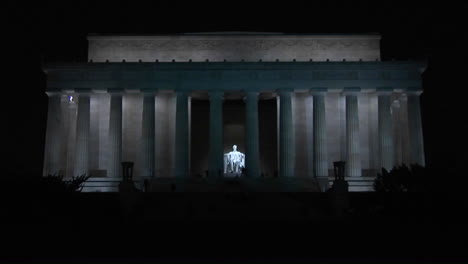 Das-Lincoln-Memorial-In-Washington-DC-Mit-Besuchern,-Die-Sich-Aus-Der-Ferne-Nähern-1