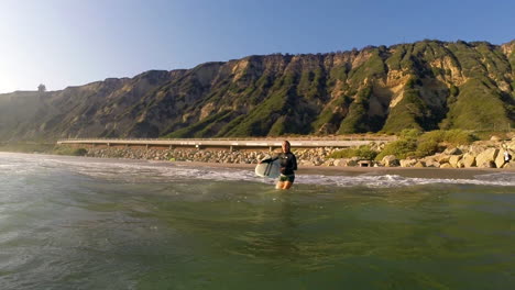 Ein-Surfer-Taucht-In-Die-Wellen