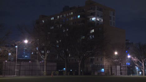 Äußeres-Eines-Gebäudes-In-Brooklyn-Bei-Nacht