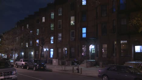 Straßenniveauaufnahme-Von-Gebäudefassaden-In-Brooklyn-Bei-Nacht-1