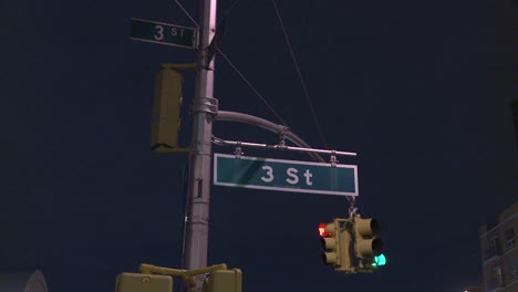 Vista-De-Los-Letreros-De-La-Calle-Y-Un-Semáforo-En-3rd-Street-En-Brooklyn
