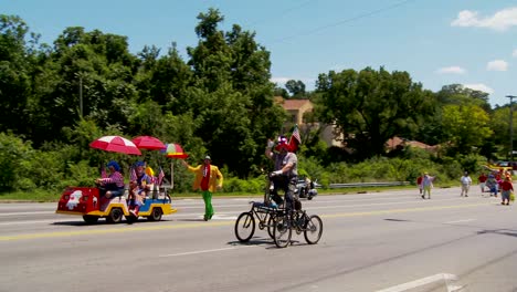 Eine-Schreinerparade-Zeigt-Clowns-Auf-Lustigen-Zyklen