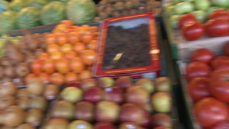 Gesunde-Lebensmittel-Werden-Auf-Einem-Markt-Ausgestellt
