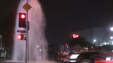Feuerwehrleute-Versuchen,-Eine-Kaputte-Wasserleitung-In-Los-Angeles-Zu-Schließen-1