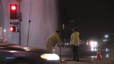 Feuerwehrleute-Versuchen,-Eine-Kaputte-Wasserleitung-In-Los-Angeles-Zu-Schließen-3