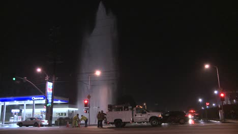 Feuerwehrleute-Versuchen,-Eine-Kaputte-Wasserleitung-In-Los-Angeles-Zu-Schließen-6
