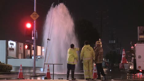 Feuerwehrleute-Versuchen,-Eine-Kaputte-Wasserleitung-In-Los-Angeles-Zu-Schließen-7