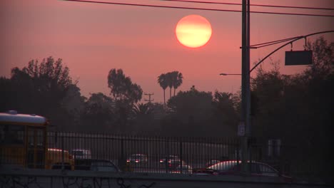 Sonnenuntergang-An-Einem-Dunstigen,-Smogigen-Tag-In-Los-Angeles