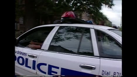 Grobkörniges-Nachrichtenmaterial-Aus-Den-1980er-Jahren-Von-Polizeipatrouillen-In-Den-Vierteln-Von-New-Orleans,-Louisiana