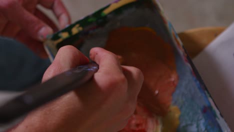 Closeup-of-an-artist-mixing-colors-on-a-palate-1