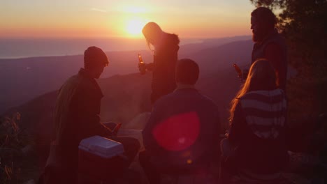 Eine-Gruppe-Von-Freunden-Trinkt-Bier-Auf-Einem-Campingplatz,-Während-Die-Sonne-Untergeht
