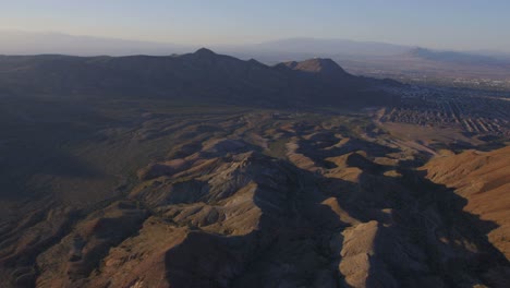 Luftaufnahme-Der-Berge-In-Der-Nähe-Von-Las-Vegas-Nevada-Mit-Vorstadtausbreitung-In-Der-Fernean
