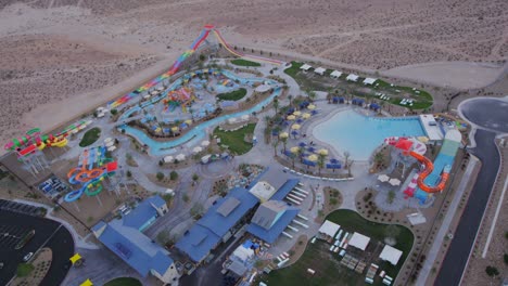 Luftaufnahme-Eines-Wasserparks-In-Der-Nähe-Von-Las-Vegas-Nevada