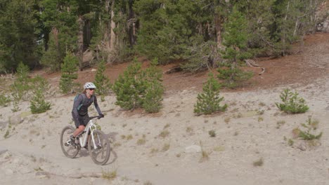 Zwei-Mountainbiker-Fahren-Auf-Einem-Weg-In-Der-Nähe-Eines-Waldes