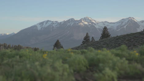 Aufsteigender-Schuss-über-Den-Bergen-Der-Sierra-Nevada