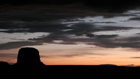 Zeitraffer-Eines-Bunt-Verdunkelnden-Himmels-über-Monument-Valley-Utah-1
