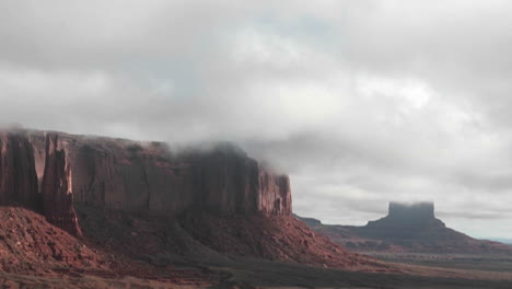 Wolken-Strömen-über-Felsformationen-Im-Monument-Valley-Utah