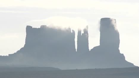 Dünne-Dunkle-Wolken-Bewegen-Sich-Schnell-über-Felsformationen-Im-Monument-Valley-Utah
