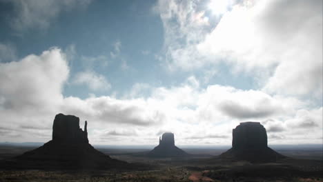 Las-Nubes-Blancas-Se-Mueven-Rápidamente-Sobre-Las-Formaciones-Rocosas-En-Monument-Valley,-Utah