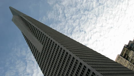 Thin-white-clouds-stream-above-San-Francisco's-TransAmerica-Building