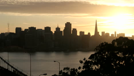 Ein-Bunter-Himmel-Verblasst-über-Der-Skyline-Von-San-Francisco-Zur-Dunkelheit