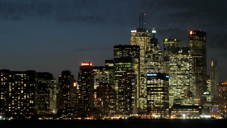 Die-Skyline-Von-Toronto-Funkelt-Mit-Licht-Unter-Dem-Sich-Verdunkelnden-Himmel