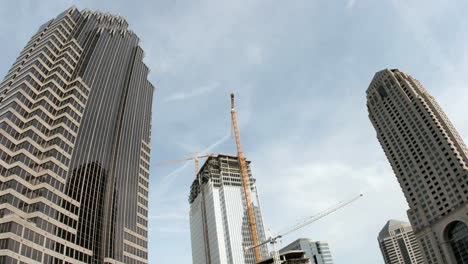 Las-Nubes-Se-Deslizan-Sobre-Los-Rascacielos-Y-Un-Sitio-De-Construcción-A-Medida-Que-Pasa-Un-Día-En-El-Centro-De-Atlanta,-Georgia