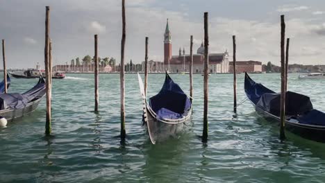 Venice-Gondola-4K-01