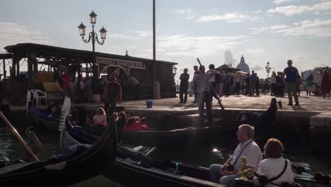 Venice-Gondola-4K-02