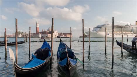 Venice-Gondola-4K-11