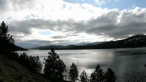 Helles-Sonnenlicht-Durchdringt-Gewitterwolken,-Die-über-Einen-Idaho-See-Ziehen
