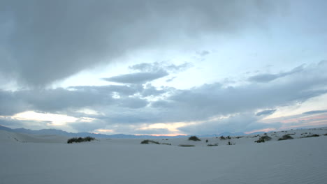 Zeitraffer-Geschossene-Wolken,-Die-Den-Ganzen-Tag-Und-Bis-In-Die-Nacht-über-White-Sands-National-Monument-Ziehen