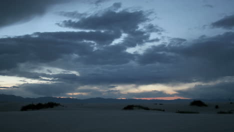 Zeitraffer-Schusswolken,-Die-Den-Ganzen-Tag-Und-Bis-In-Die-Nacht-über-White-Sands-National-Monument-Ziehen-1