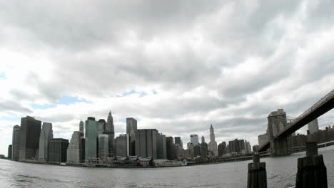 Dicke-Weiße-Wolken-Ziehen-über-Die-Skyline-Von-New-York