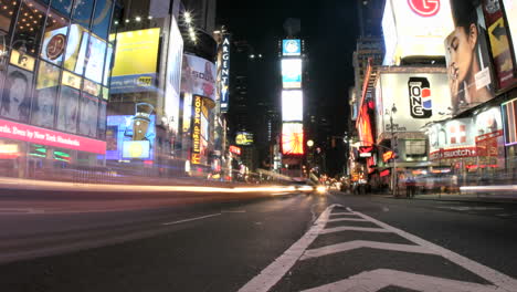 Eine-Beschleunigte-Ansicht-Des-Times-Square-Von-New-York-Führt-Zu-Einer-Raserei-Von-Blinkenden-Lichtern