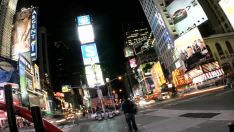 Fisheye-Geneigter-Blick-Auf-Beschleunigten-Verkehr-Und-Fußgänger-Auf-Dem-Times-Square-Von-New-York
