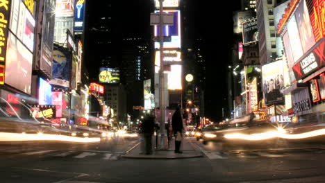 Die-Aufnahme-Schwenkt-Langsam-Nach-Rechts-In-Einer-Beschleunigten-Aufnahme-Von-Verkehr-Und-Fußgängern-Auf-Dem-Times-Square-Von-New-York