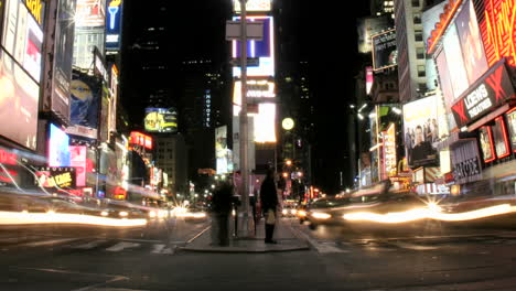 Ein-Langsamer-Linksschwenk-Einer-Beschleunigten-Aufnahme-Von-Verkehr-Und-Fußgängern-Auf-Dem-Times-Square-Von-New-York