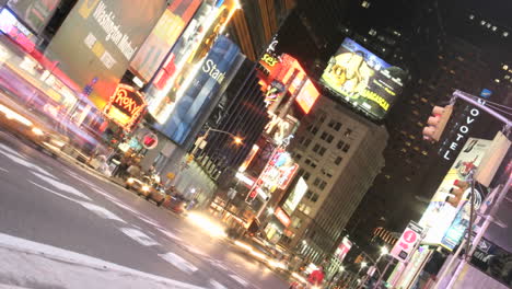 Schrägansicht-Des-Beschleunigten-Verkehrs-Und-Der-Fußgänger-Auf-Dem-Times-Square-Von-New-Yorkyo