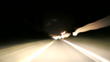 Una-Toma-De-Punto-De-Vista-Timelapse-De-Conducir-En-Una-Autopista-De-Oregón-Por-La-Noche